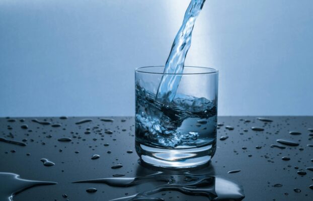 Acqua minerale e moda wellness: il trend dell’idratazione consapevole